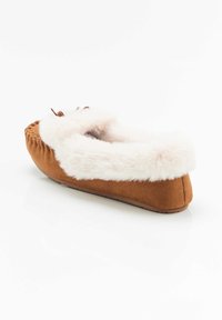 Pantofola in suede marrone con fodera e trim in pelliccia bianca, caratterizzata da una punta arrotondata e dettagli arricciati vicino al tallone. Suola piatta.
