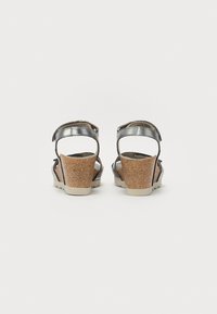Graue metallische Keilsandaletten mit einem strukturierten Korkabsatz, verstellbaren Riemen am Knöchel und einer glatten Fußbett. Klassisches Design mit einer leichten Erhöhung.