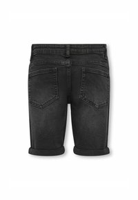 Svarta denimshorts med uppvikta fållar, med två bakfickor och en slät textur. Tyget har en lätt blekning för en slitnlooks.
