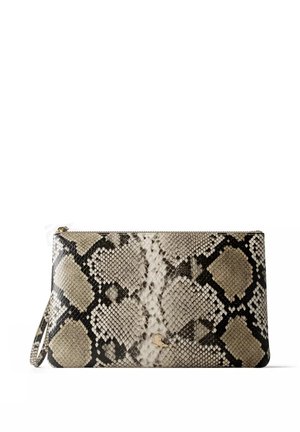 Pochette rectangulaire avec motif peau de serpent beige, noir et blanc et petit logo doré, bracelet poignet côté gauche, fermeture éclair sur le dessus.