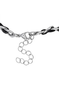 Collana in argento presenta anelli metallici attorcigliati e un filo di pelle nera, con chiusura a moschettone e un accento decorativo a catena.