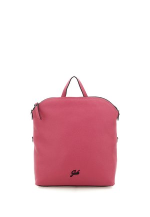 Piccolo zaino in pelle rosa testurizzata con manico superiore, cerniera frontale e logo nero vicino al centro in basso.