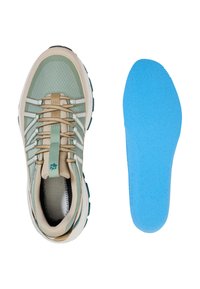 Hellgrüner Sportschuh mit strukturierter Oberfläche, cremefarbenen Akzenten und einer blauen Innensohle daneben. Verfügt über ein Schnürdesign und eine dicke Sohle.