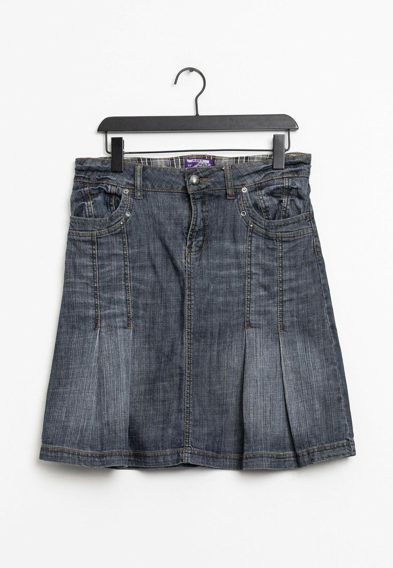 Jupe trapèze en denim avec plis, poches avant, passants pour ceinture et fermeture par boutons, suspendue à un cintre en plastique noir sur fond blanc.