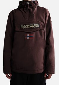 Bordeauxfarbener Pulloverjacke mit Kapuze, ausgestattet mit einer Fronttasche, Logodetail und einem Patch mit der norwegischen Flagge. Hergestellt aus einem glatten, leichten Material.
