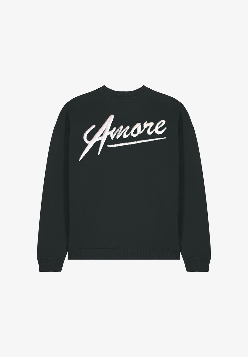 Čierny sveter s nápisom "Amore" v lesklom, bielom, kurzívnom písmene na zadnej strane. Klasický okrúhly výstrih a rebrované manžety.