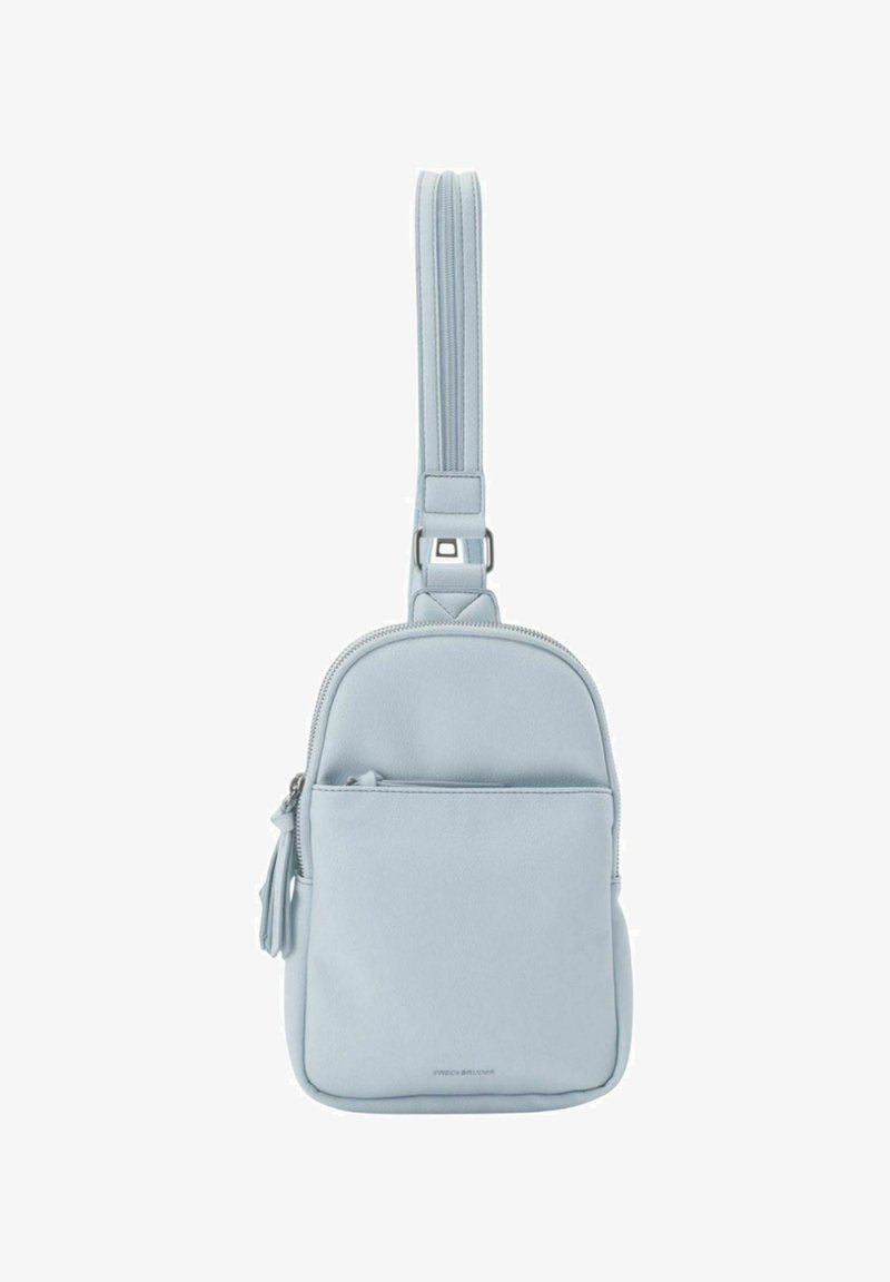 Sac bandoulière bleu clair en simili cuir avec compartiment principal zippé, poche avant et bandoulière ajustable. Texture douce et lisse.