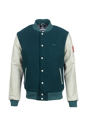 Chaqueta universitaria verde oscuro con mangas crema, botones a presión, dos bolsillos frontales, puños y cuello acanalados y un pequeño logo en el pecho.