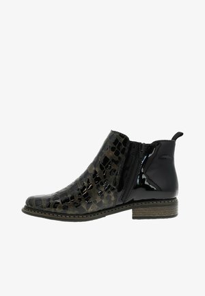 Botas de tobillo de charol negro con un patrón de cocodrilo texturado, cierre de cremallera lateral y un tacón bajo apilado.