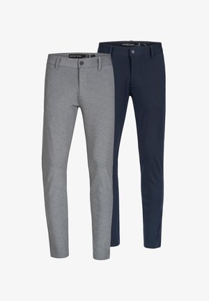 Due pantaloni slim fit, uno grigio e uno blu navy. Realizzati in un tessuto liscio con passanti per cintura e chiusure a bottone in vita.