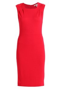 Robe rouge sans manches avec un décolleté carré, présentant de subtils plis aux épaules et une silhouette ajustée. Texture lisse.
