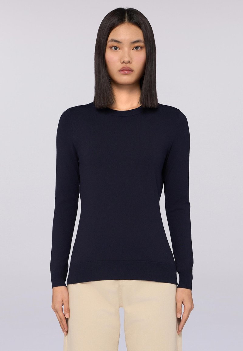 Maglione blu navy a maniche lunghe con scollo rotondo, silhouette aderente e polsini a coste. Texture liscia, design minimalista e senza motivi.