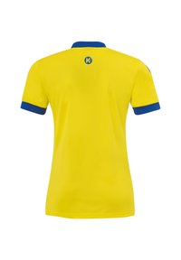 Polo giallo con maniche corte, dettagli blu sul colletto e sui polsini, texture liscia, con logo blu sul retro.