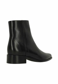 Zwarte leren enkelboot met een strakke vormgeving, ronde neus, lage blokhak en een gladde textuur. Geen zichtbare hardware of accenten.