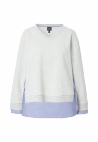 Sudadera gris con diseño de cuello en V, mangas largas y una capa inferior a rayas en azul y blanco. Tejido suave con un acabado ligeramente texturizado.
