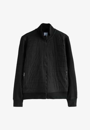 Černá bunda s předním zipem, vysokým límcem a dvěma bočními kapsami. Vyrobena z hladkých a texturovaných látek s horizontálním prošíváním.