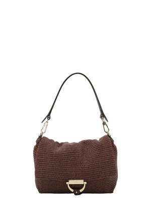 Borsa intrecciata marrone con una singola tracolla scura e una chiusura a clip in metallo dorato su uno sfondo bianco.