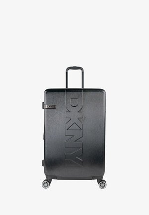 Maleta rígida negra con acabado texturizado y logo "DKNY" en relieve. Cuenta con un asa retráctil y cuatro ruedas multidireccionales.