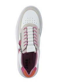 Weiße Sneaker mit rosa Akzenten, gepolsterter Zunge, perforierter Zehenpartie und seitlichem Reißverschluss. Verfügt über eine weiche Innensohle und einen kontrastierenden orangen Fersenbereich.