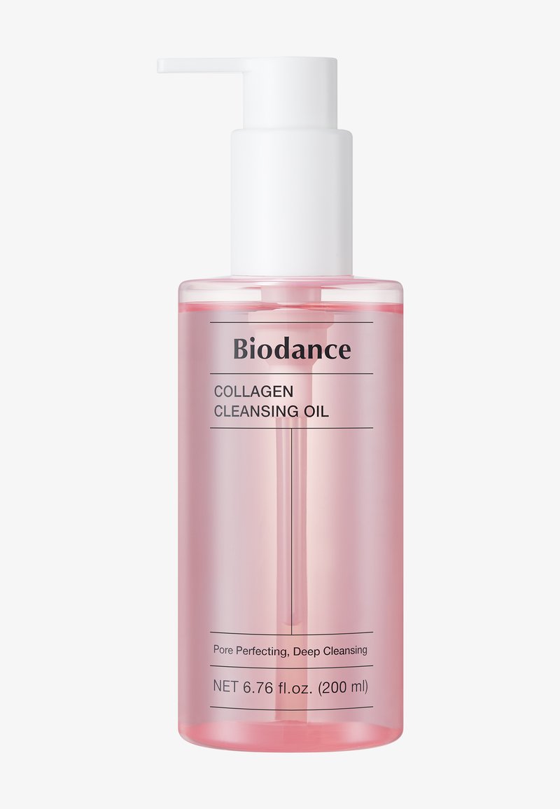 Huile Nettoyante Collagène Biodance dans un flacon transparent rose avec un distributeur blanc. Présente un texte noir détaillant les informations sur le produit.