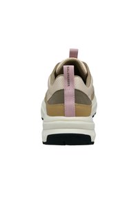 Rückansicht eines beigen und braunen Sneakers mit einem pinken Zugband und schwarzer Sohle auf weißem Hintergrund.