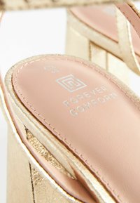 Next FOREVER COMFORT® JEWEL FLOWERS BLOCK HEEL REGULAR FIT - Sandalai - gold