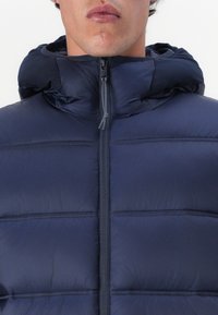 Tommy Jeans HOODED LOGO PUFFER - Vinterjakke - dark night navy