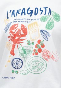 Αστακός, γαρίδες, στρείδια, μύδια, σαρδέλες σε κονσέρβα, ελιές, ντομάτες, ψάρι σε πιάτο, φέτες λεμονιού και ένα ποτήρι κοκτέιλ με ένα πιρούνι.