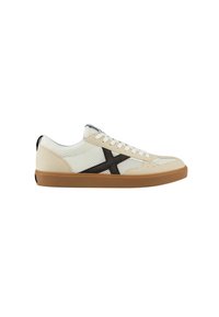 Zapatillas beige con parte superior de malla, acentos marrones que forman una "X", suela de goma y cordones blancos. Texturas de ante y malla se combinan de manera distintiva.