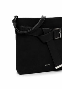 Borsa a tracolla nera in suede con una tracolla in pelle testurizzata, caratterizzata da una fibbia in argento e dettaglio del logo. Forma rettangolare compatta, design minimalista.