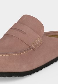 Λοφάρι από σουέτ βιολέ με μαύρη καουτσούκ σόλα, διακοσμητικές ραφές και λεπτομέρεια με λουράκι penny στο πάνω μέρος.