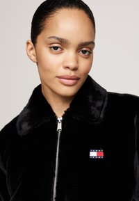 Tommy Jeans Žieminė striukė - black