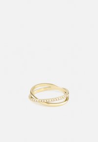 Gouden metalen ring met verweven banden, waarbij één band is bezet met kleine heldere steentjes voor extra detail en glans. Glad, gepolijst afwerking.