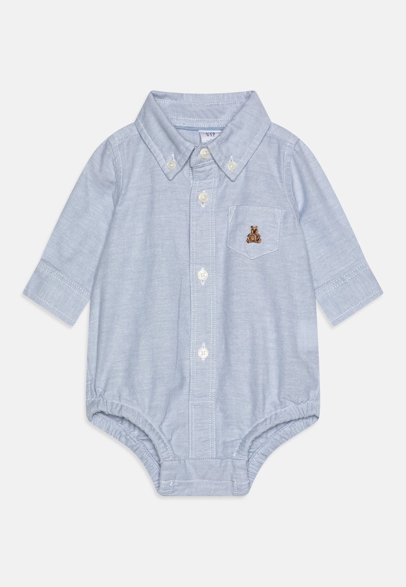 Body bébé bleu clair à manches longues avec col à boutons, boutons sur le devant et un petit ours en peluche marron brodé sur la poche poitrine.