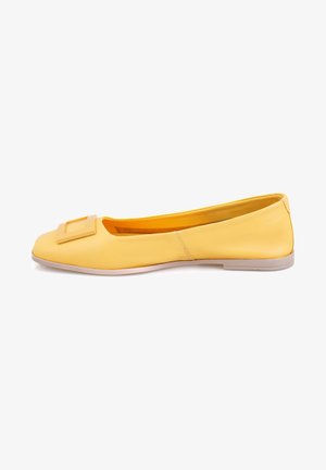 Ballerine en cuir jaune avec un détail de boucle rectangulaire sur le bout, design épuré, texture lisse et semelle de couleur claire.