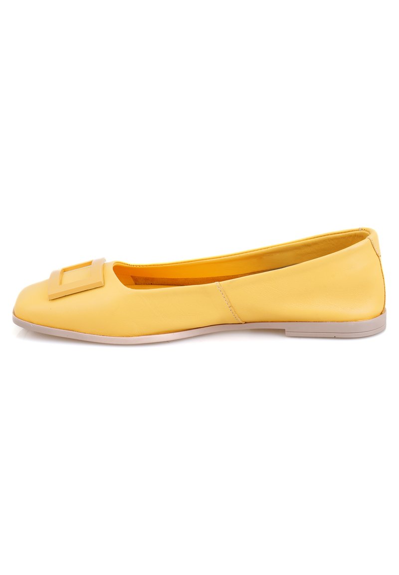 Gelbe Leder-Ballerinas mit rechteckiger Schnallenverzierung an der Zehenpartie, schlankes Design, glatte Textur und hellen Sohlen.