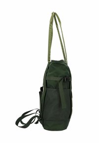 Borsa a tracolla in nylon verde con tasca laterale in rete, spallacci regolabili e chiusura con fibbia. Presenta una forma arrotondata e una texture morbida.