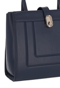Tengerészkék szintetikus kézitáska strukturált kialakítással, kapcsos záródással és finoman dombornyomott vonalakkal. Simán tapintású, dupla fülű.