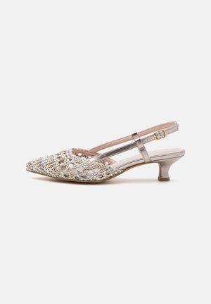 Zapato de tiras tejido en beige con acentos metálicos, punta afilada y un tacón kitten de 5 cm. Cuenta con una correa en el tobillo ajustable para un mejor ajuste.