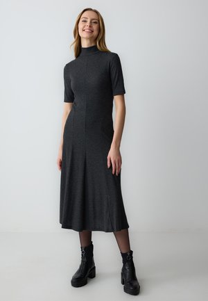 Graues, knielanges Kleid mit hohem Halsauschnitt und kurzen Ärmeln, das einen figurbetonten Oberteil hat, das im Rockbereich ausgestellt ist, aus weichem Stoff gefertigt.