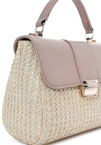 Tote bag met een geweven stro body, een lichtroze leren klep, een gouden sluiting en een gestructureerde afwerking.