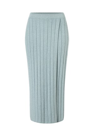 Jasnoniebieska żebrowana dzianinowa spódnica midi z wysokim stanem i pionowymi plisami, dopasowana sylwetka, bez widocznych zapięć ani zdobień.