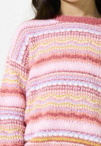 Flauschiger rosa Pullover mit horizontalen Streifen in Rot, Gelb und Hellblau. Verfügt über eine weiche Textur und einen runden Ausschnitt.