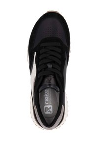 Zwarte sneaker met een bovenwerk van suède en mesh, voorzien van een witte accent, platte veters en een gestructureerde zool. Merken zichtbaar op de binnenzool.