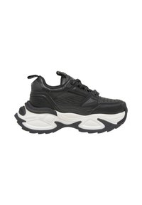 Baskets épaisses noir et blanc avec semelle épaisse, dessus texturé, laçage à l’avant et languette au talon sur fond blanc.