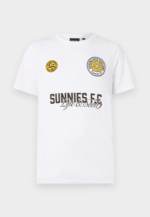 Camiseta blanca de manga corta con texto negro "SUNNIES FC", escrito "Lyle & Scott" y dos logos circulares amarillos en el pecho.