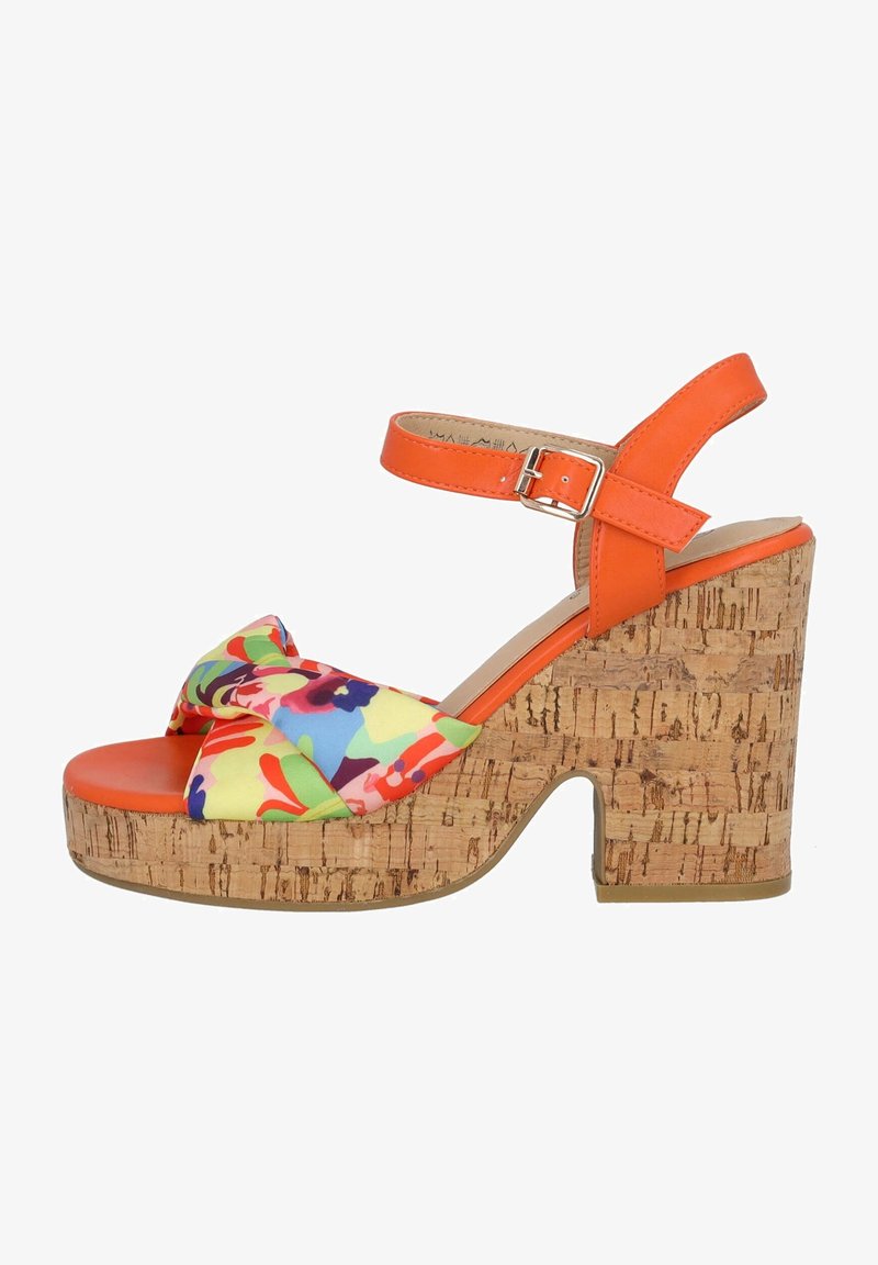 Sandale à talon épais en liège avec bride de cheville orange et tissu floral multicolore qui croise la zone des orteils.
