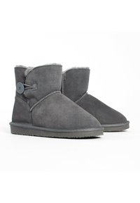 Stivaletti in suede grigio con una morbida fodera interna, dotati di un bottone decorativo e di una chiusura elastica, suola piatta in gomma e design semplice.
