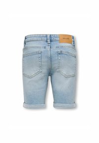 Shorts en denim bleu clair avec un ourlet retroussé, dotés de deux poches arrière et d'une étiquette en cuir au niveau de la taille. Design classique à cinq poches.