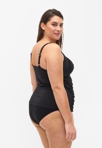 Maillot de bain noir avec des détails froncés, des bretelles réglables et une texture lisse. Conçu pour s'ajuster confortablement tout en offrant soutien et confort.